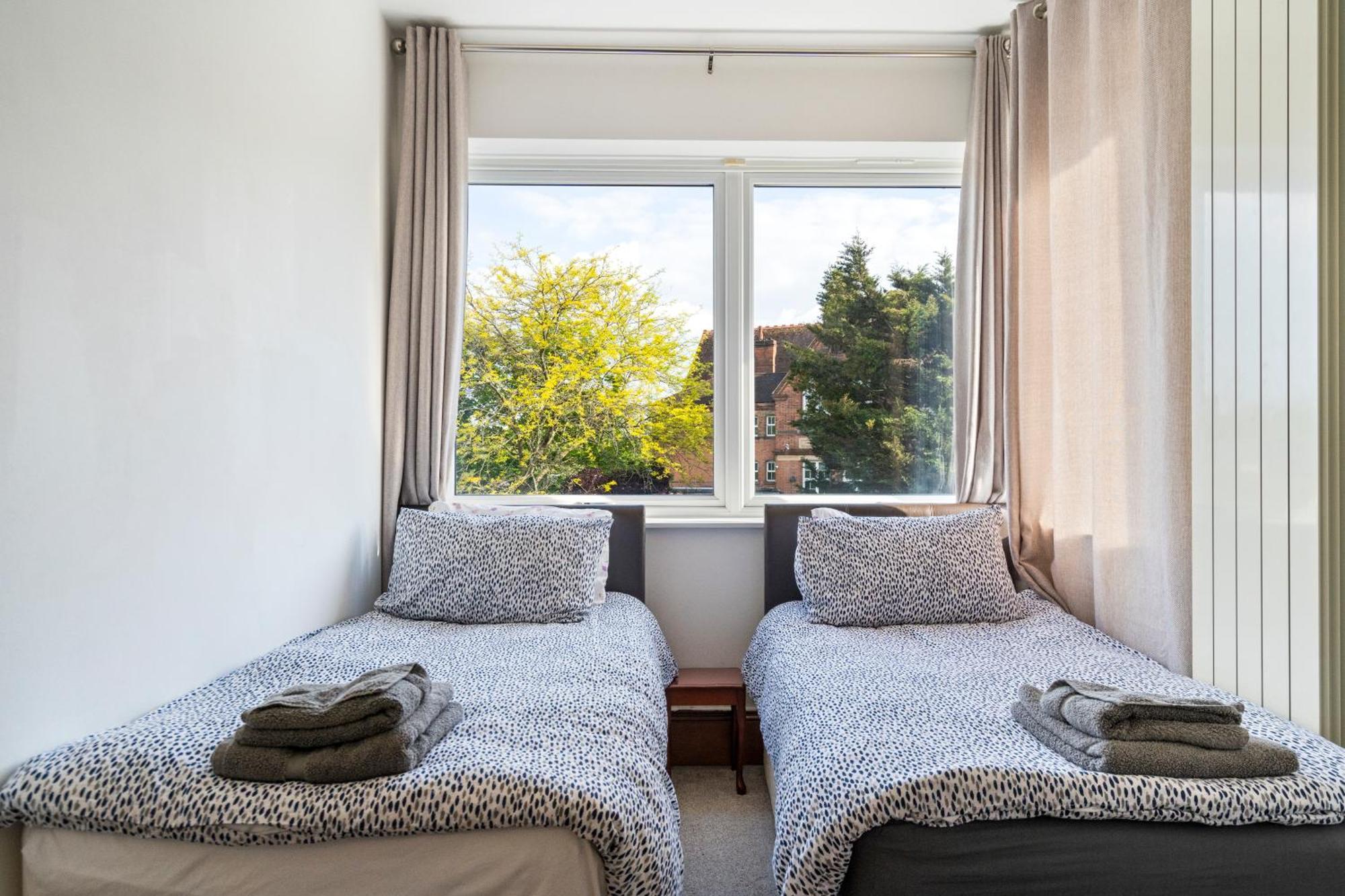 Modern 2 Bedroom Apartment In Mitcham, London Bagian luar foto