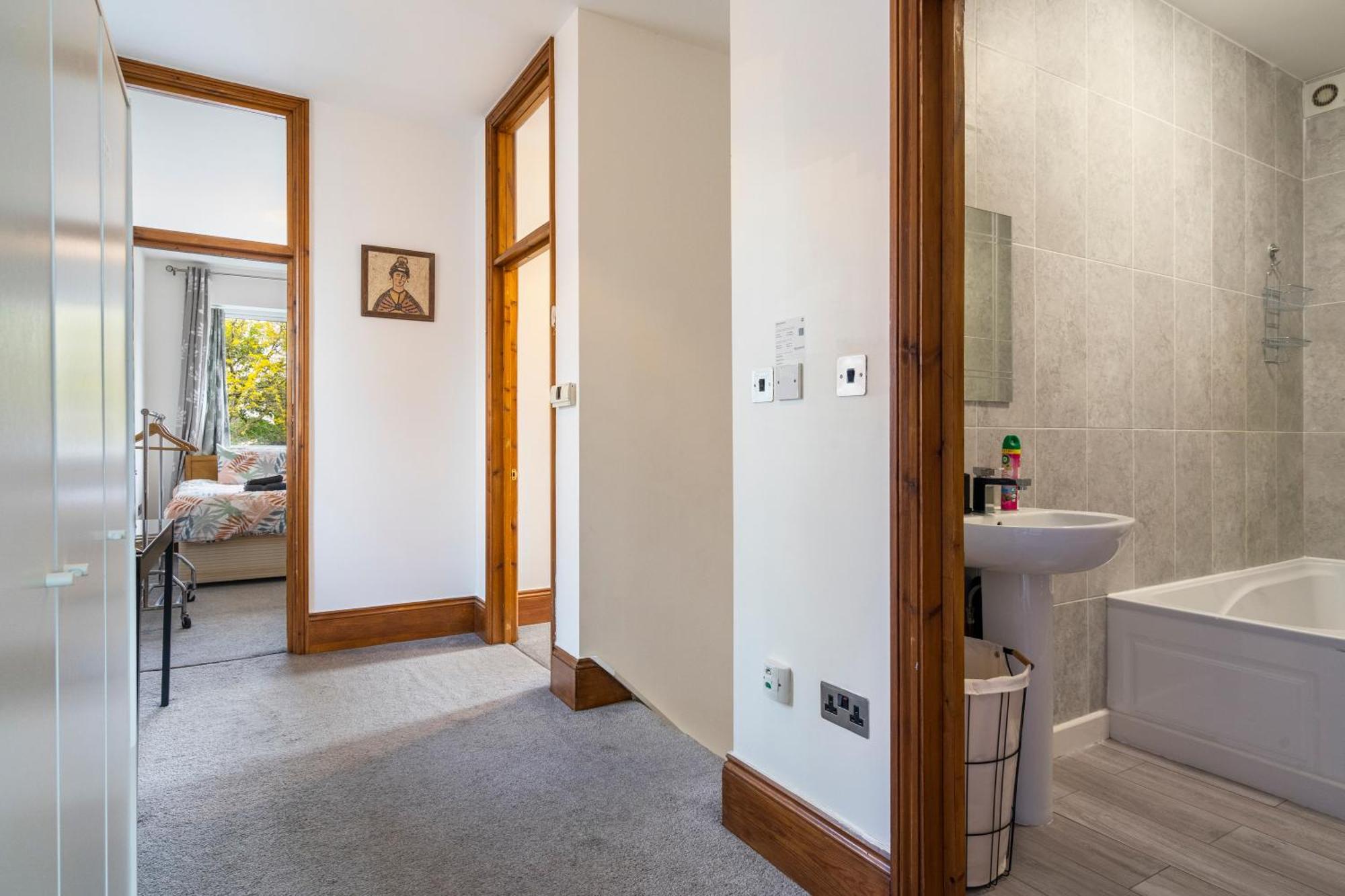Modern 2 Bedroom Apartment In Mitcham, London Bagian luar foto