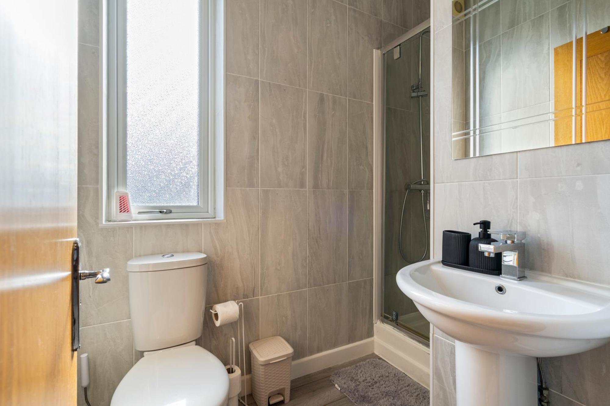 Modern 2 Bedroom Apartment In Mitcham, London Bagian luar foto